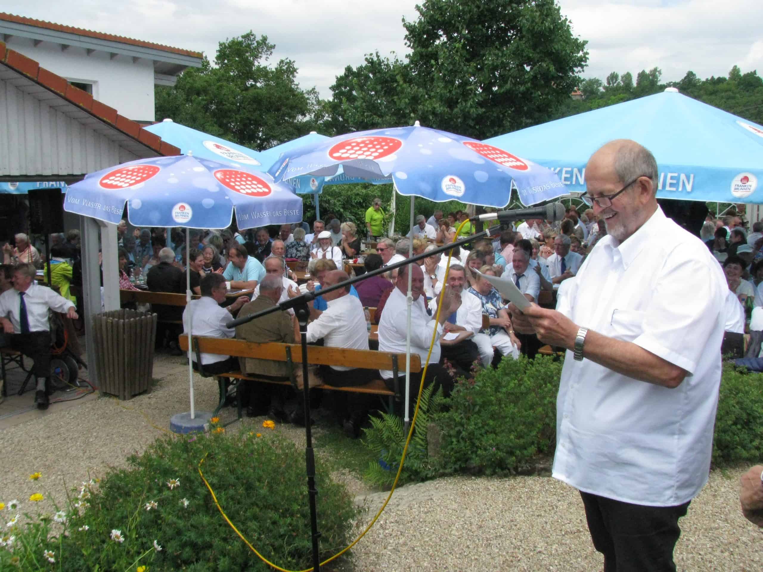 Vorstand Helmut Hofmann bei seiner Begrüssung beim Singen im Weinberg Ipsheim