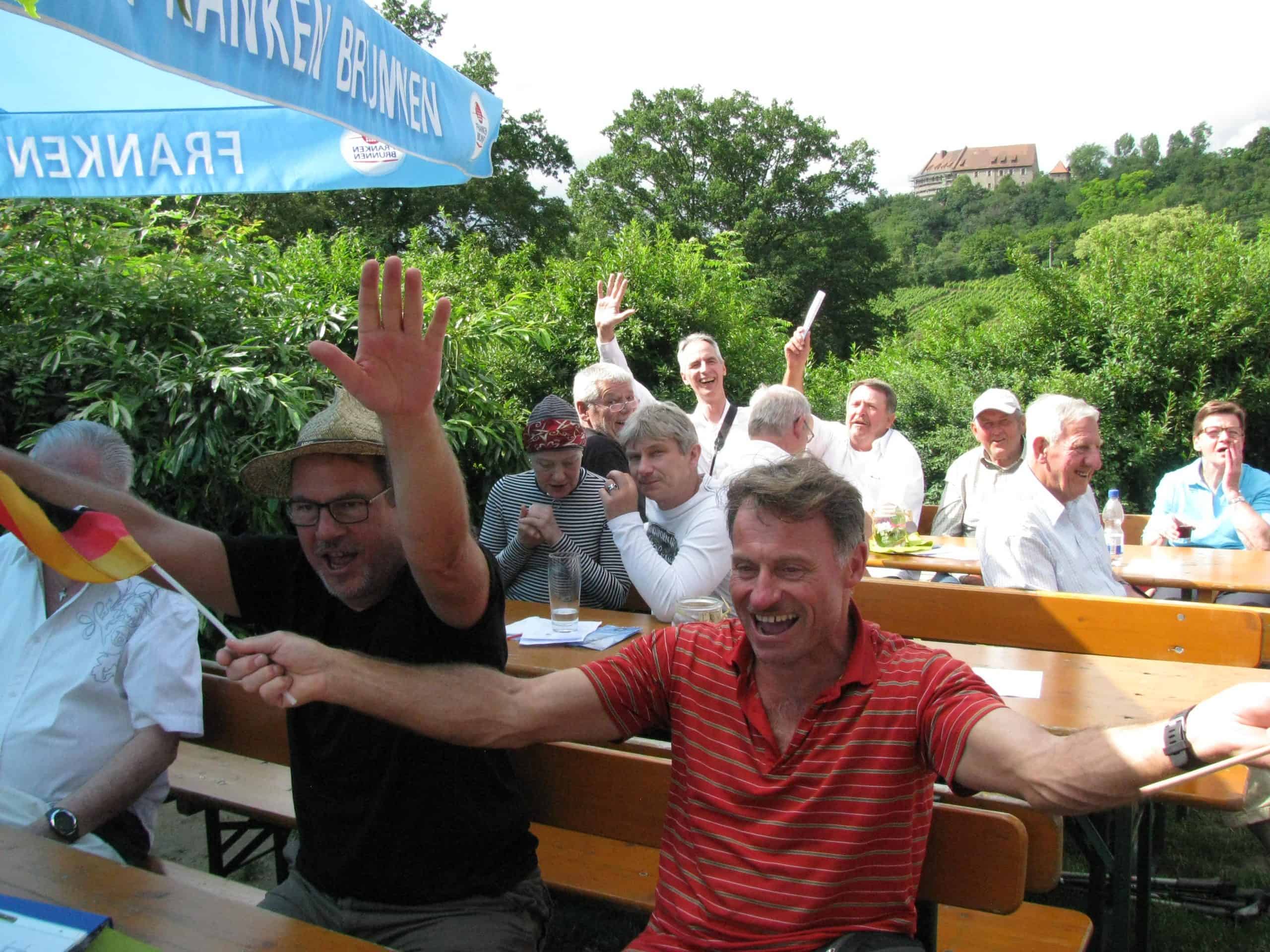 Mitmachen ist Trumpf: Publikum in Bewegung beim Singen im Weinberg des Gesangverein Ipsheim